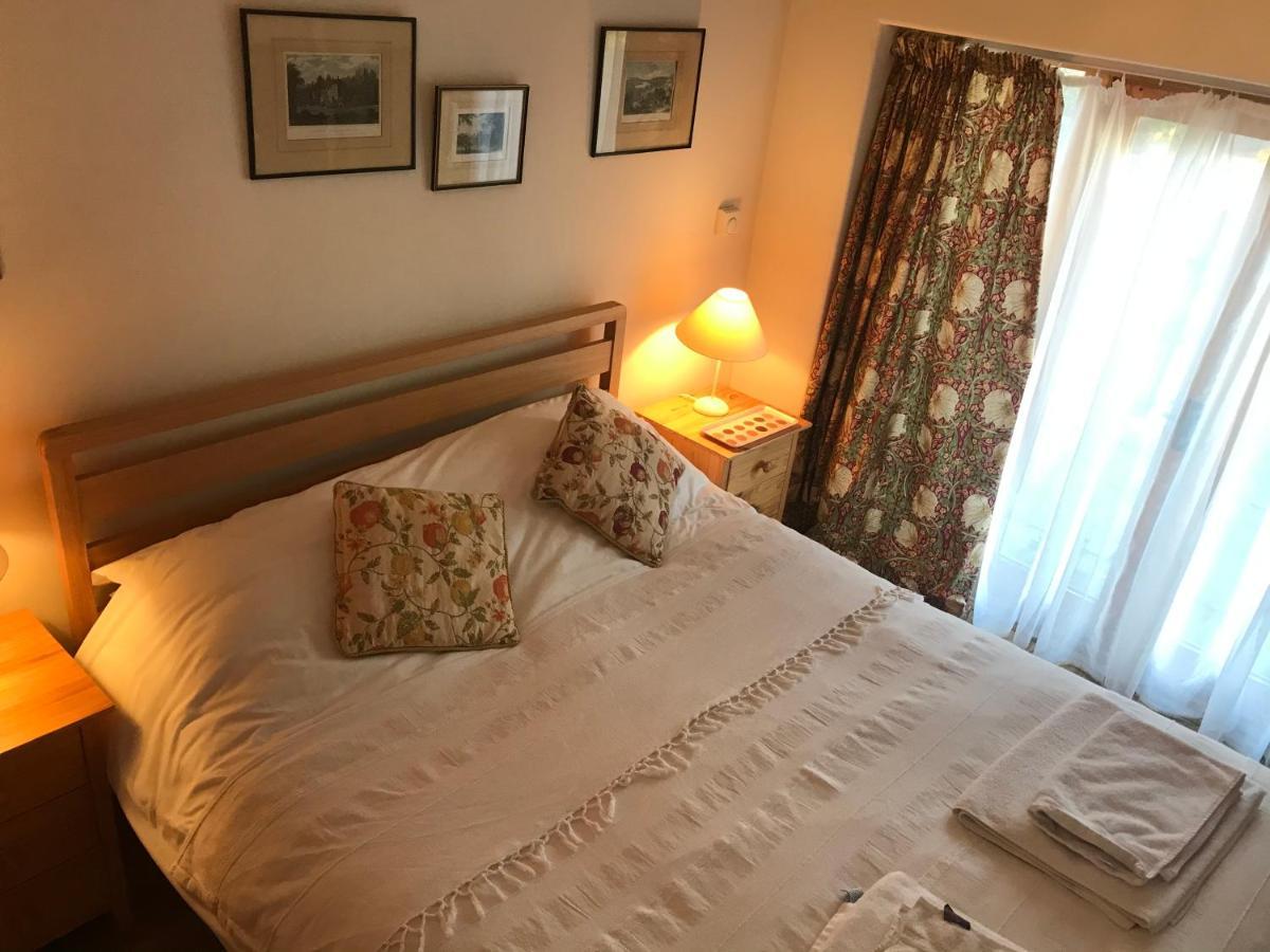 The Old Coach House Apartment Penpergwm Bagian luar foto