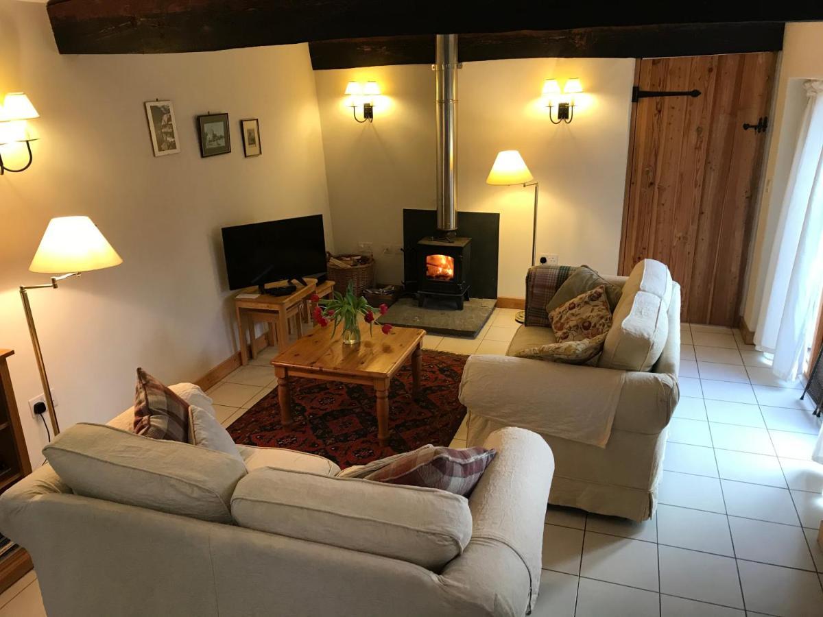 The Old Coach House Apartment Penpergwm Bagian luar foto