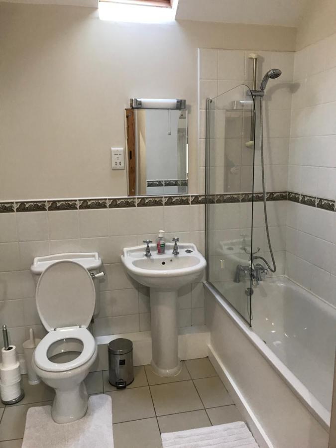 The Old Coach House Apartment Penpergwm Bagian luar foto